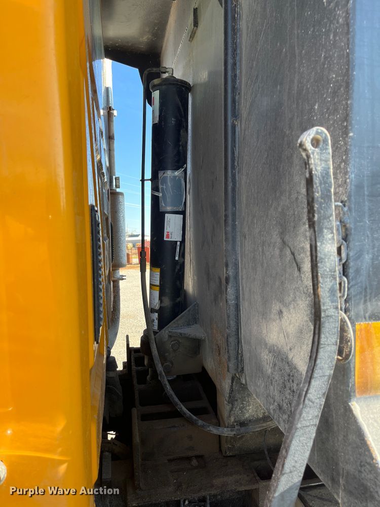 image for item DR7306 2004 International 7600  dump truck