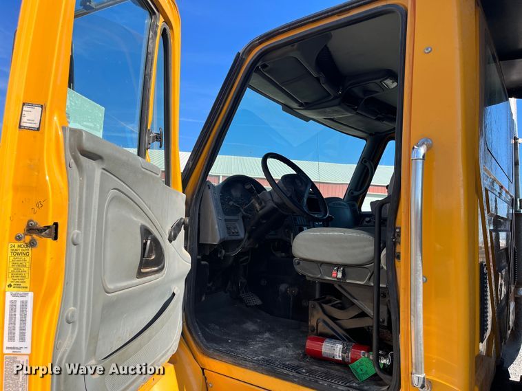 image for item DR7306 2004 International 7600  dump truck