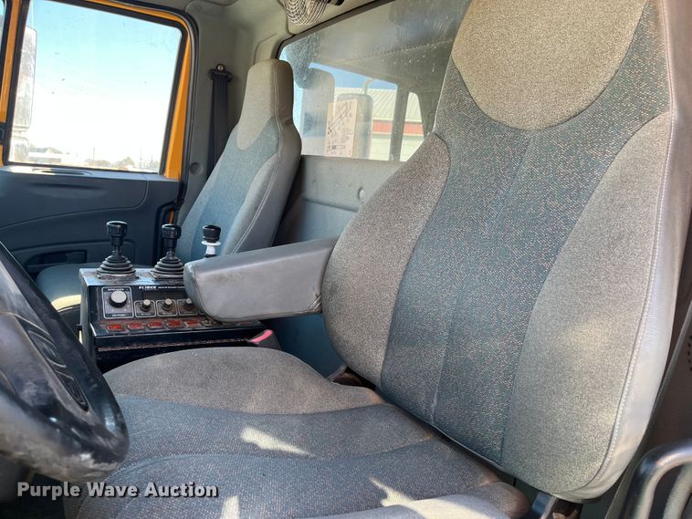 image for item DR7306 2004 International 7600  dump truck