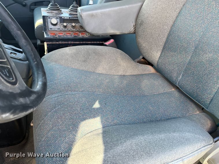 image for item DR7306 2004 International 7600  dump truck