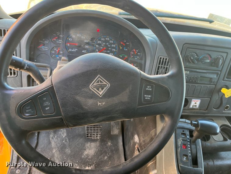 image for item DR7306 2004 International 7600  dump truck