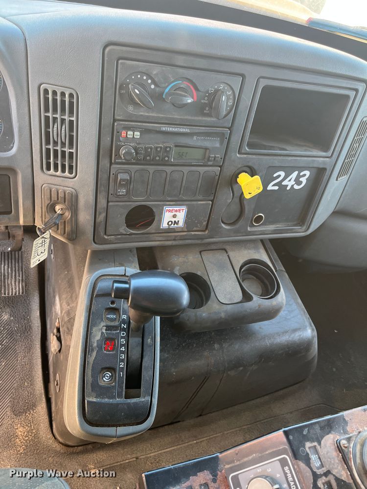 image for item DR7306 2004 International 7600  dump truck