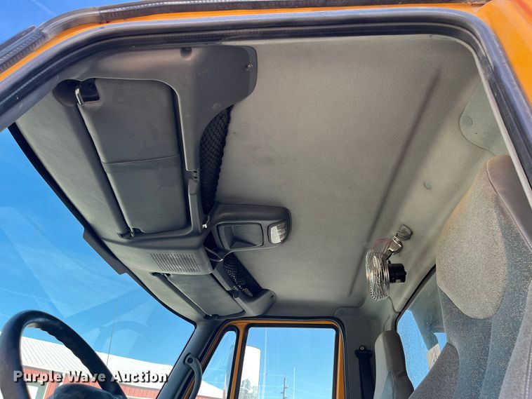 image for item DR7306 2004 International 7600  dump truck