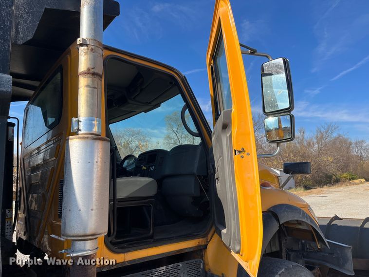 image for item DR7306 2004 International 7600  dump truck