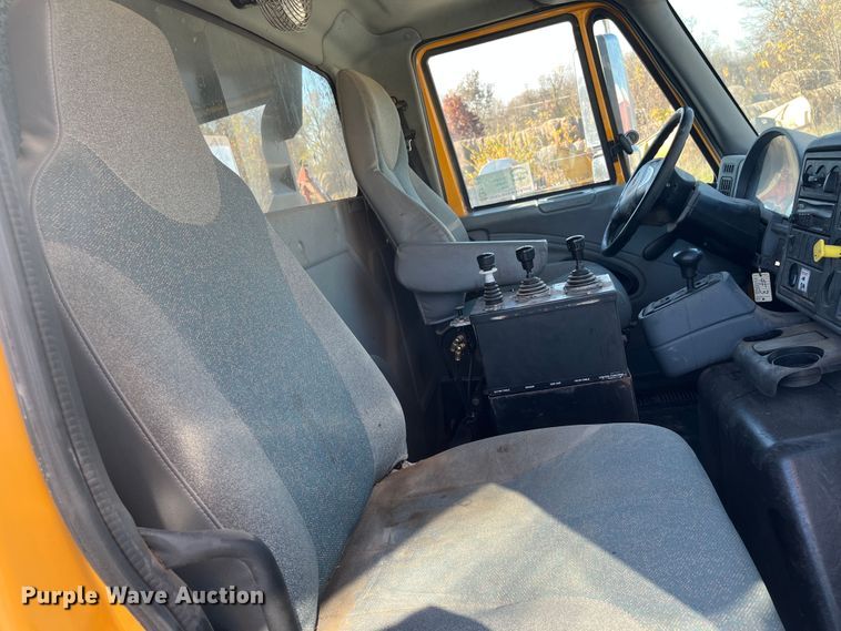 image for item DR7306 2004 International 7600  dump truck