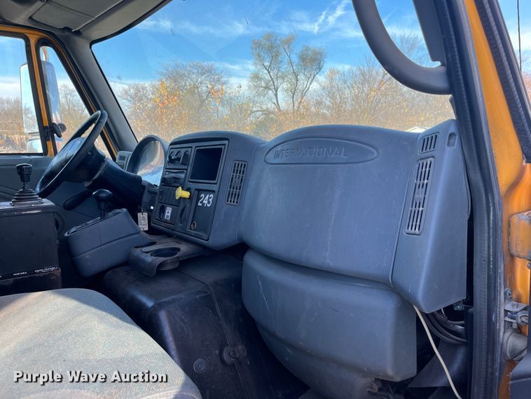 image for item DR7306 2004 International 7600  dump truck