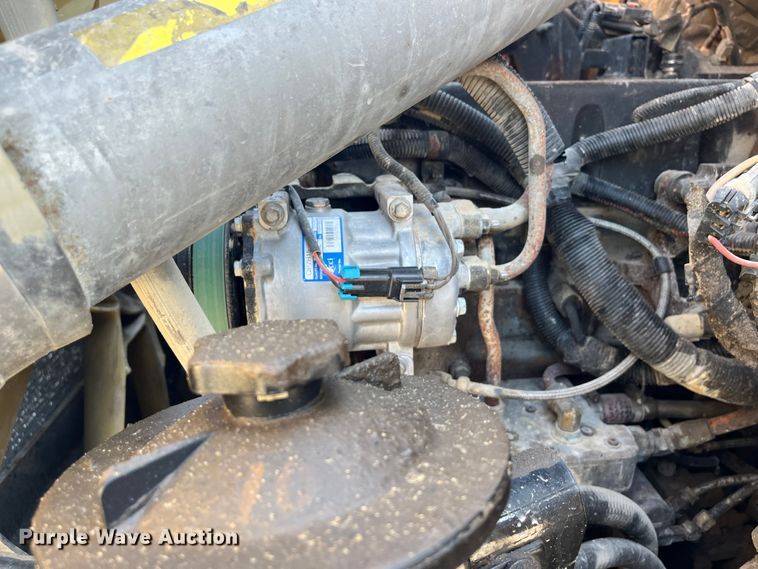 image for item DR7306 2004 International 7600  dump truck