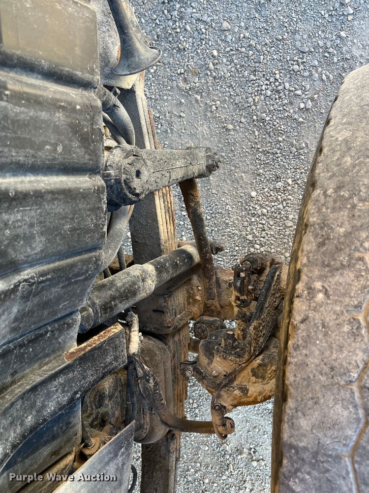 image for item DR7306 2004 International 7600  dump truck