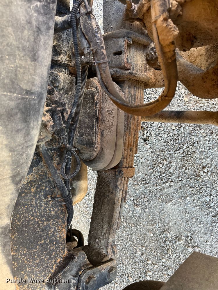 image for item DR7306 2004 International 7600  dump truck