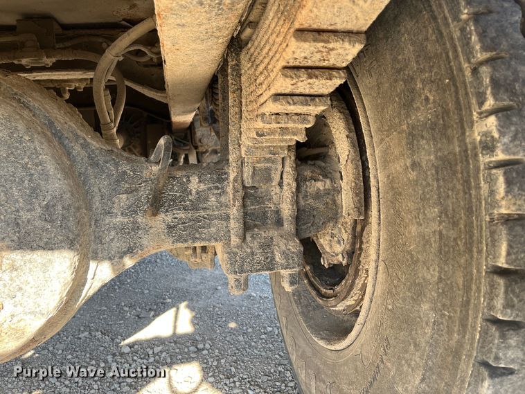 image for item DR7306 2004 International 7600  dump truck