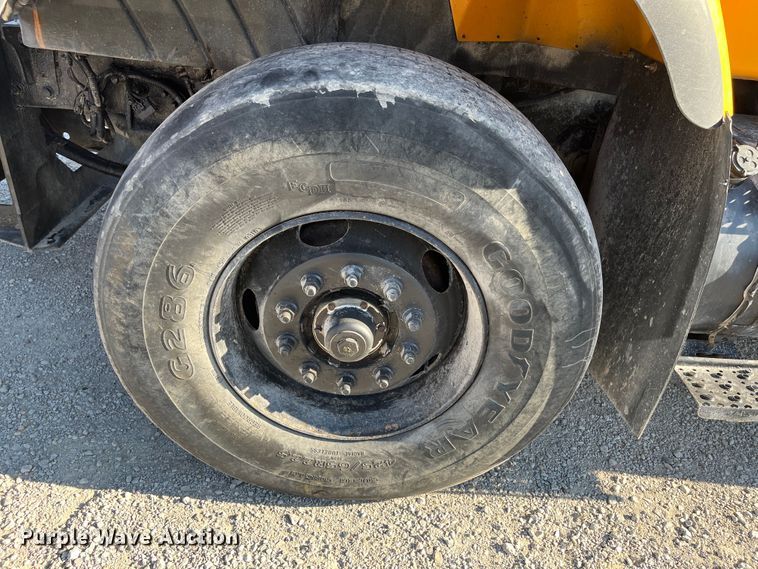 image for item DR7306 2004 International 7600  dump truck