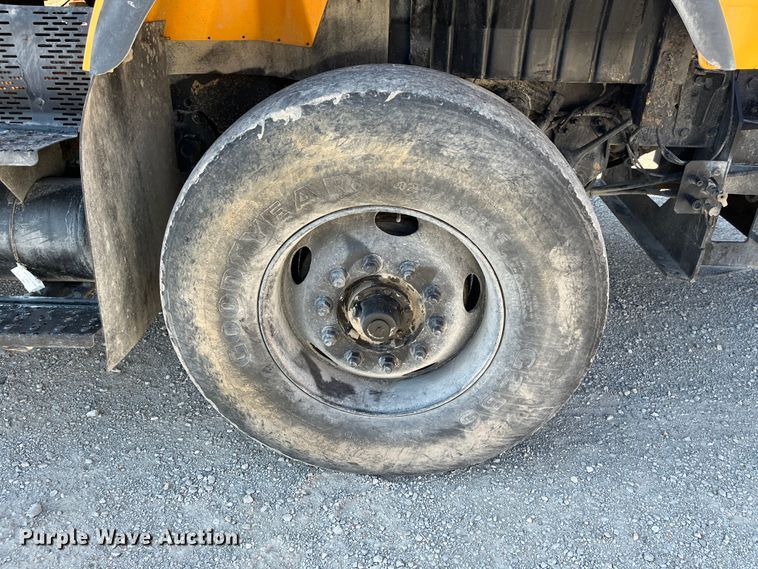 image for item DR7306 2004 International 7600  dump truck