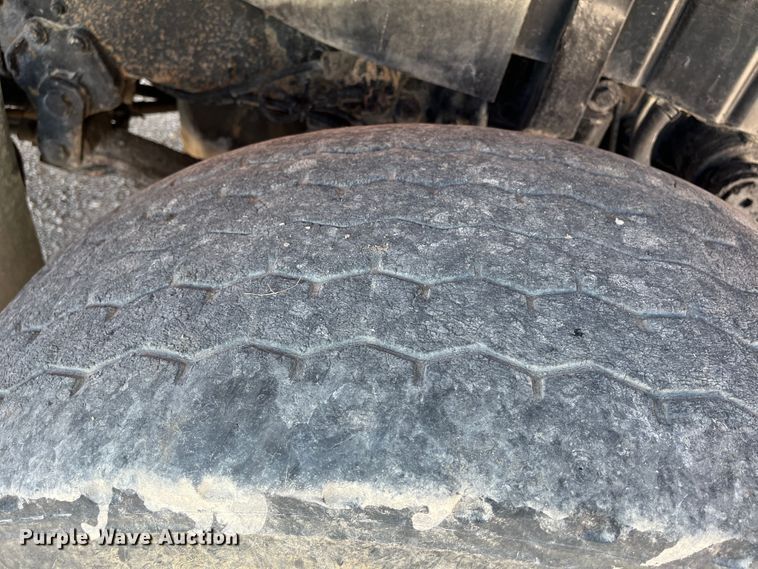 image for item DR7306 2004 International 7600  dump truck