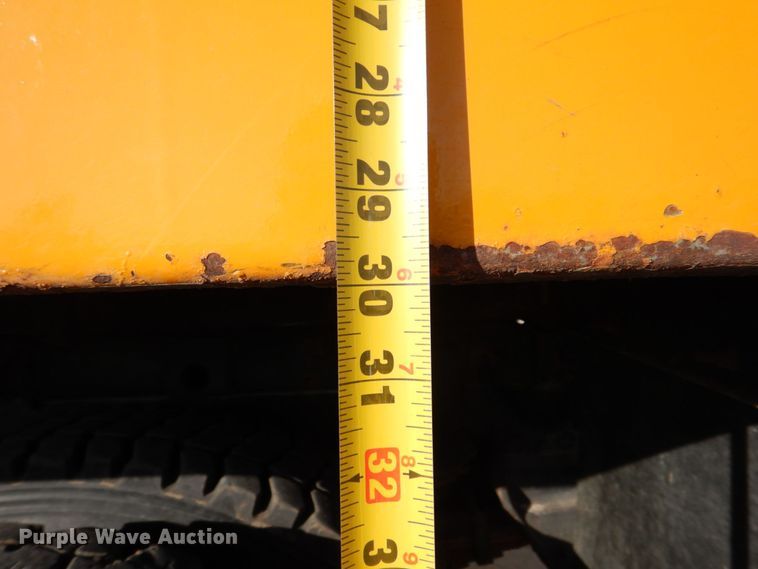 image for item DS8240 1994 Ford LN7000  dump truck