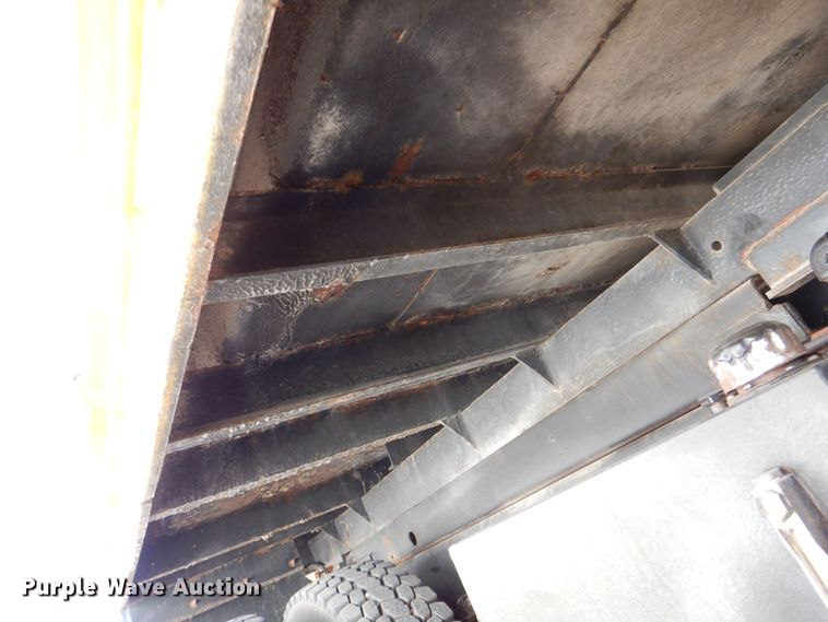 image for item DS8240 1994 Ford LN7000  dump truck