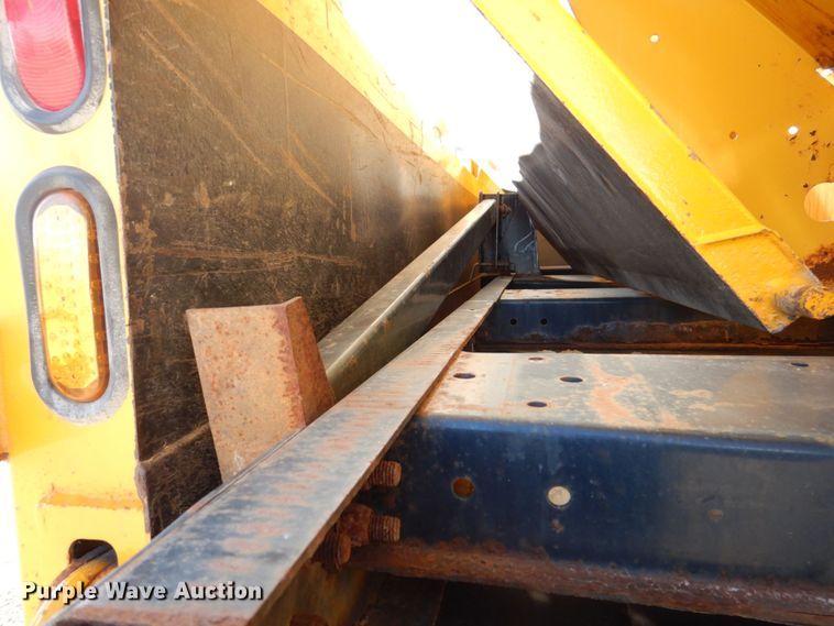 image for item DS8240 1994 Ford LN7000  dump truck