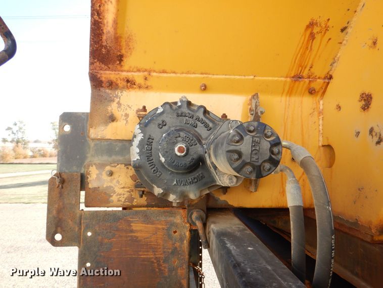 image for item DS8240 1994 Ford LN7000  dump truck