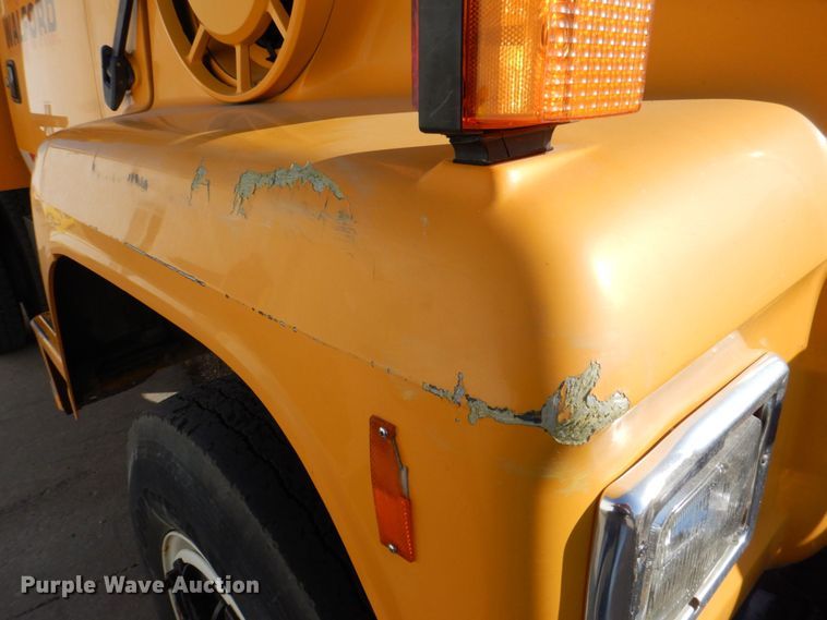 image for item DS8240 1994 Ford LN7000  dump truck