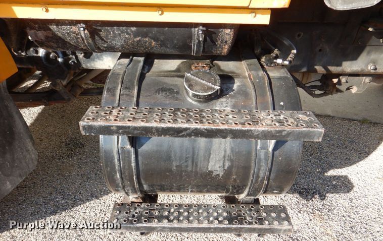 image for item DS8240 1994 Ford LN7000  dump truck