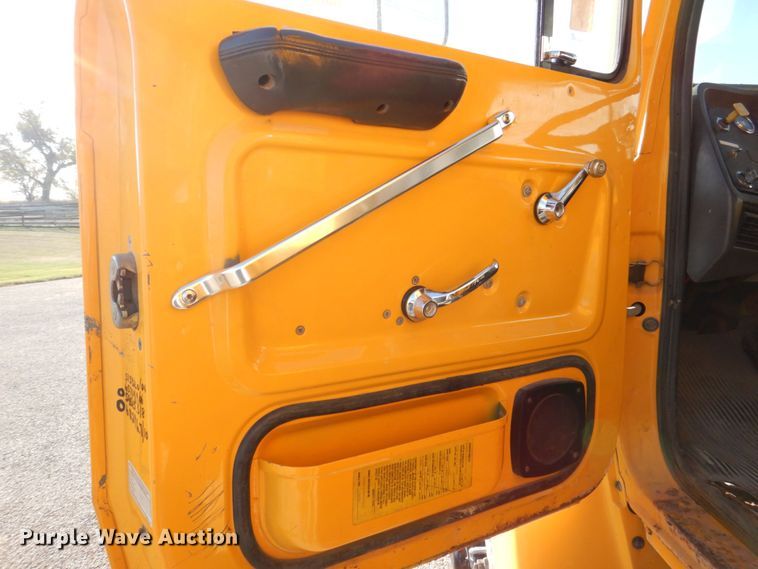 image for item DS8240 1994 Ford LN7000  dump truck