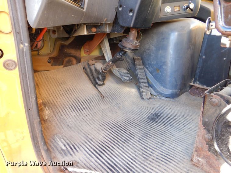 image for item DS8240 1994 Ford LN7000  dump truck