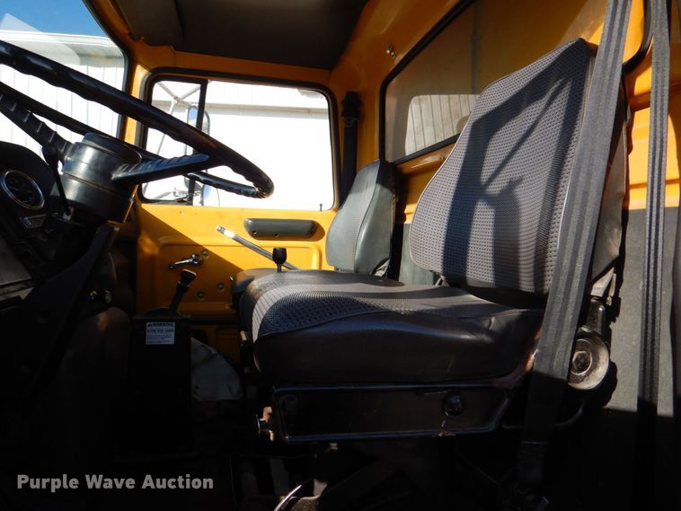image for item DS8240 1994 Ford LN7000  dump truck