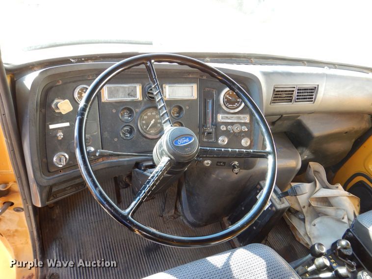 image for item DS8240 1994 Ford LN7000  dump truck