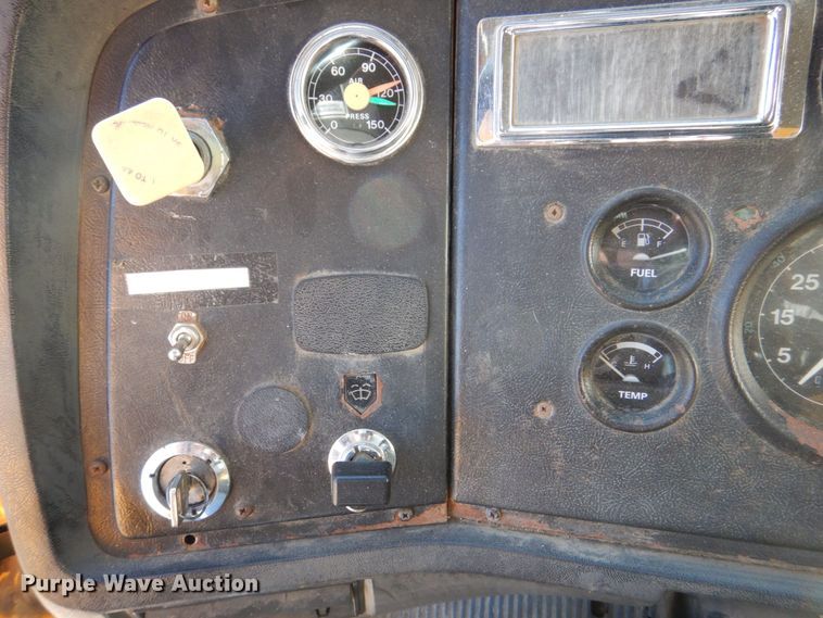 image for item DS8240 1994 Ford LN7000  dump truck