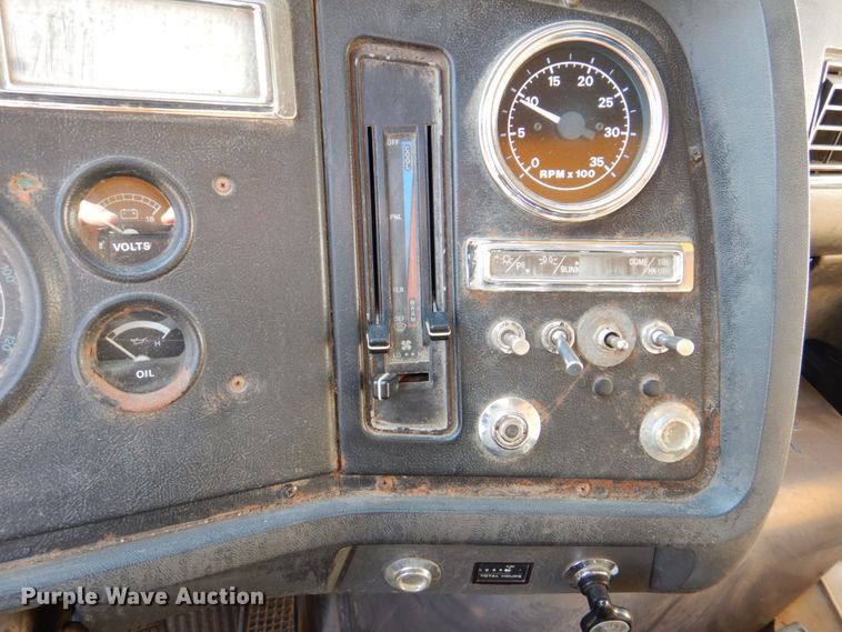 image for item DS8240 1994 Ford LN7000  dump truck