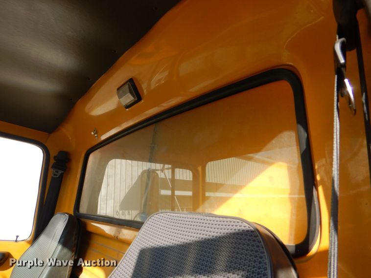 image for item DS8240 1994 Ford LN7000  dump truck