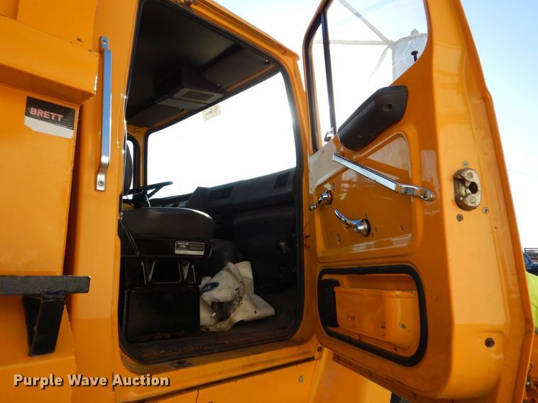 image for item DS8240 1994 Ford LN7000  dump truck