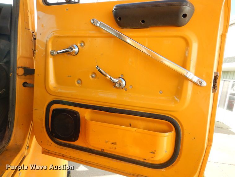 image for item DS8240 1994 Ford LN7000  dump truck