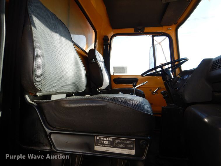 image for item DS8240 1994 Ford LN7000  dump truck