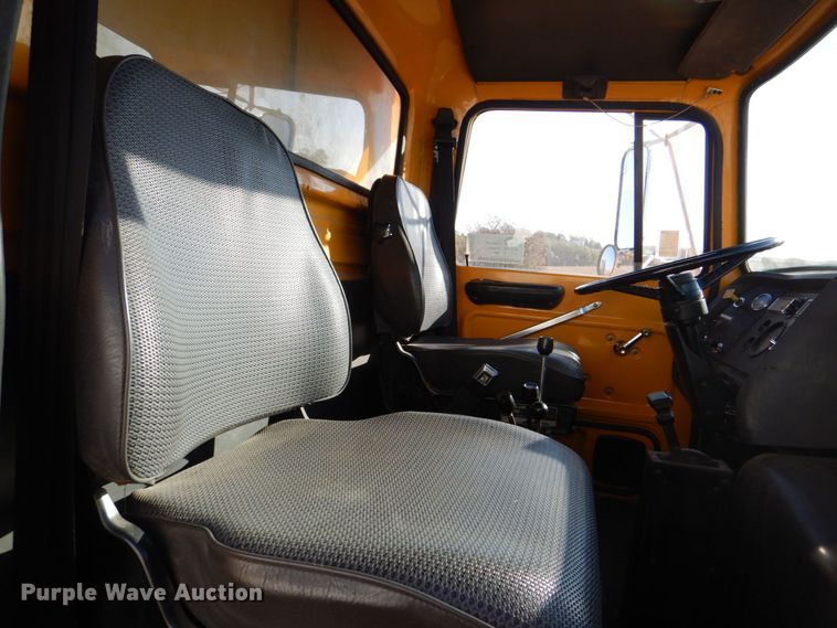 image for item DS8240 1994 Ford LN7000  dump truck