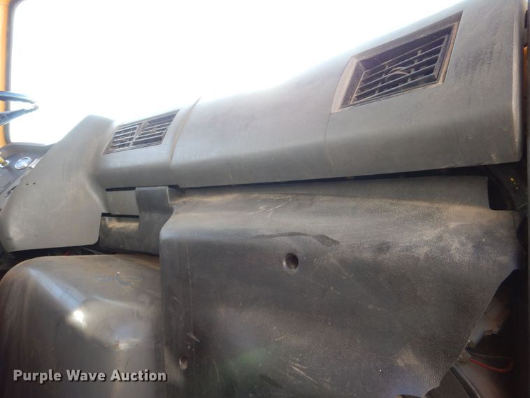 image for item DS8240 1994 Ford LN7000  dump truck