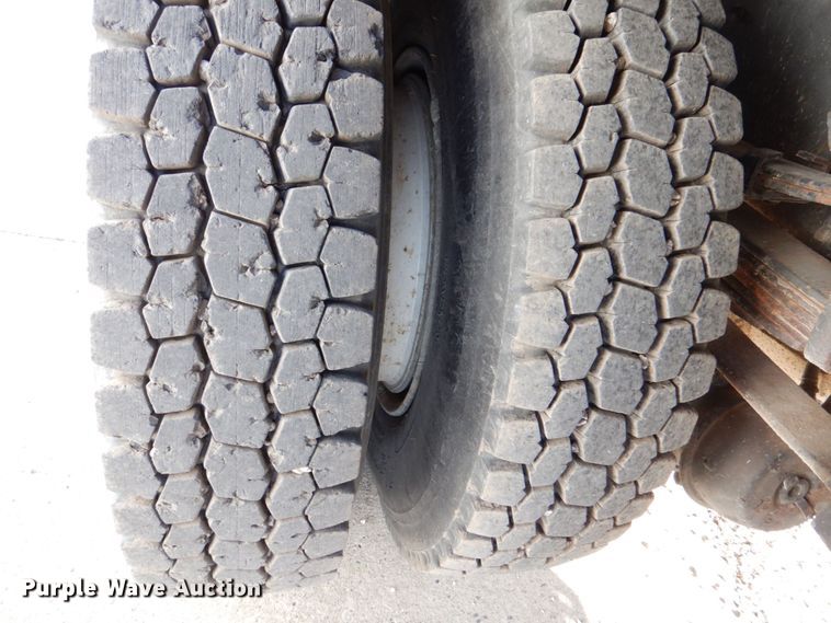 image for item DS8240 1994 Ford LN7000  dump truck