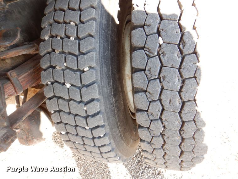 image for item DS8240 1994 Ford LN7000  dump truck