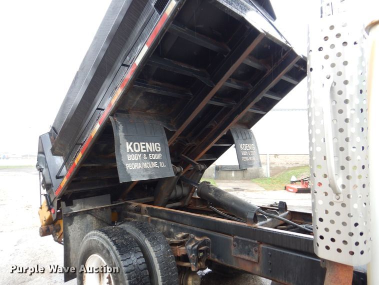 image for item JL9851 2002 International 4900  dump truck