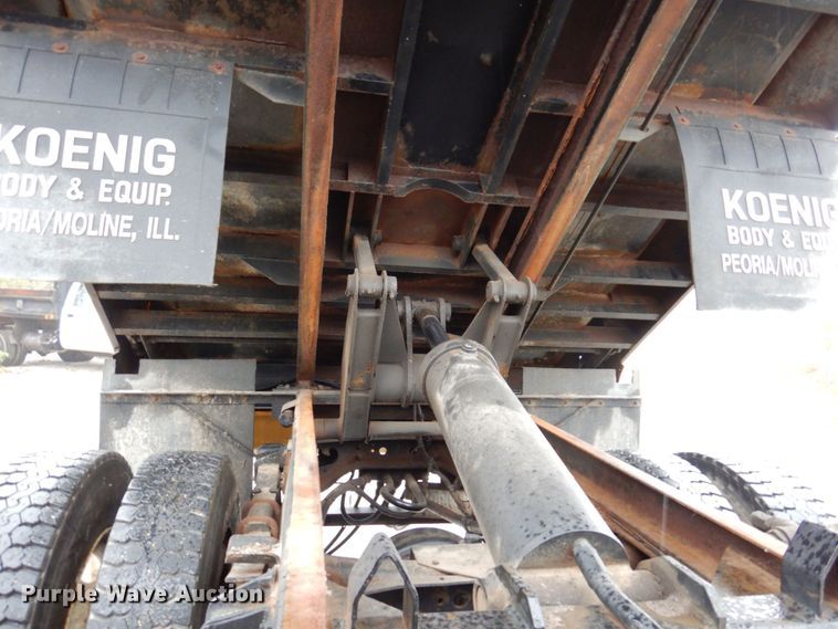 image for item JL9851 2002 International 4900  dump truck