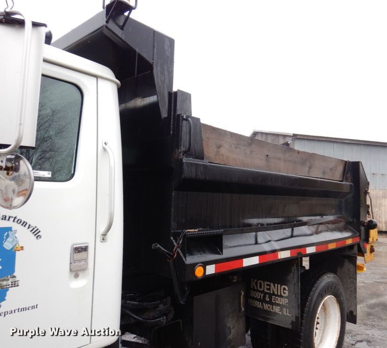 image for item JL9851 2002 International 4900  dump truck