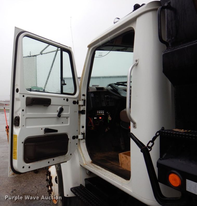 image for item JL9851 2002 International 4900  dump truck