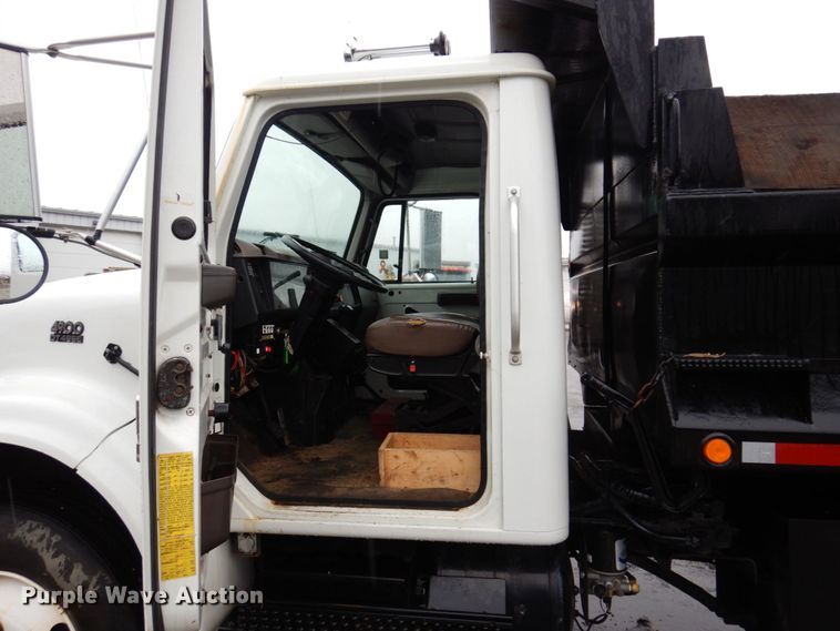 image for item JL9851 2002 International 4900  dump truck