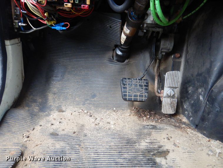 image for item JL9851 2002 International 4900  dump truck