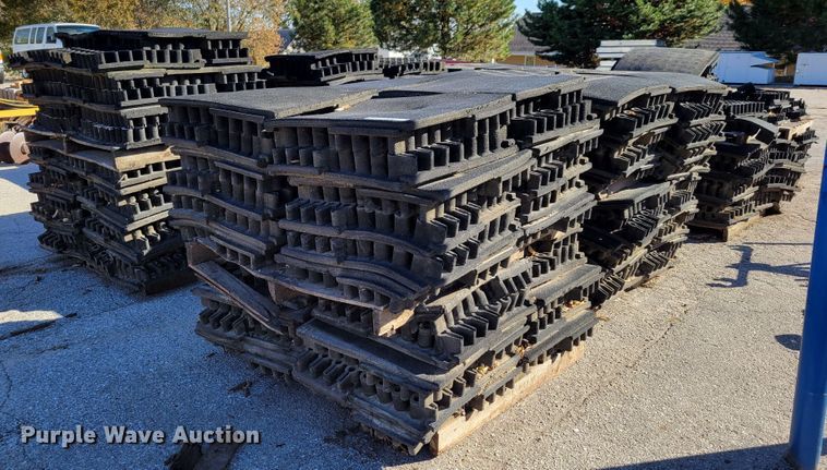 image for item JZ9009 Approximately 264 pieces of artificial playground turf