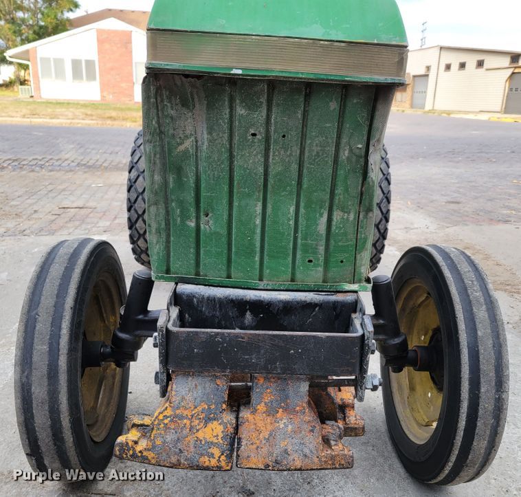 image for item JZ9093 1986 John Deere 855  tractor