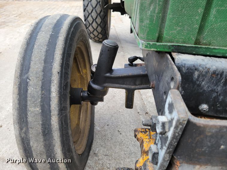 image for item JZ9093 1986 John Deere 855  tractor