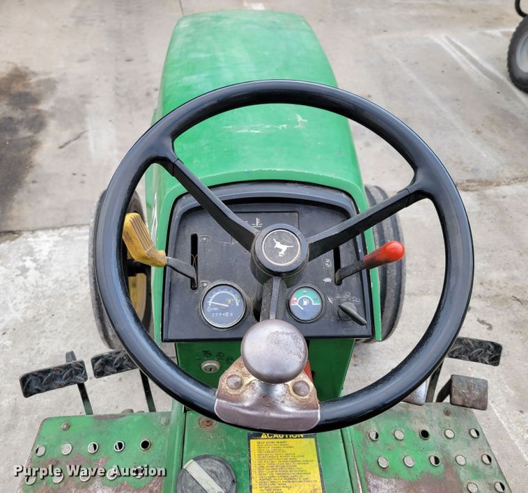 image for item JZ9093 1986 John Deere 855  tractor