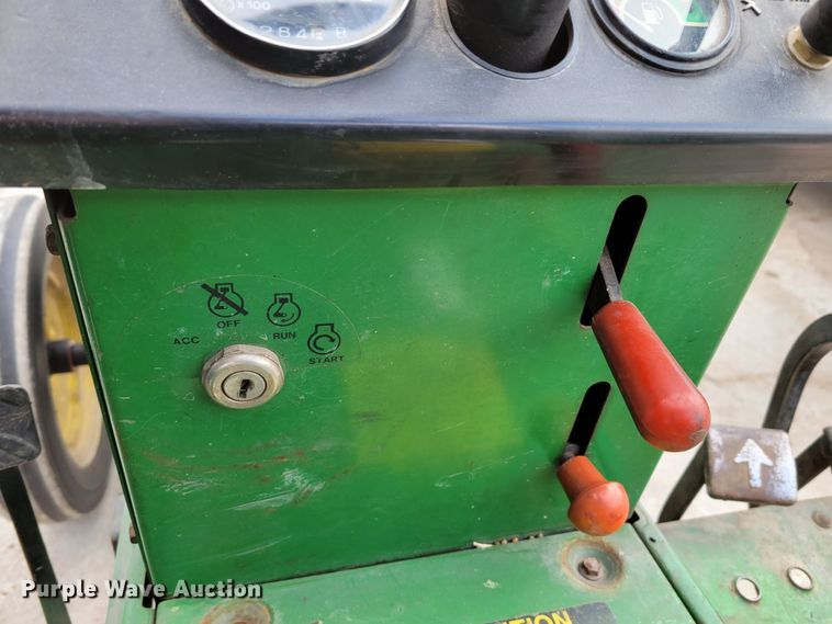 image for item JZ9093 1986 John Deere 855  tractor