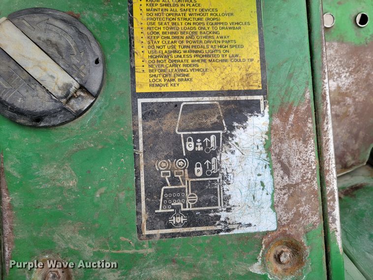 image for item JZ9093 1986 John Deere 855  tractor