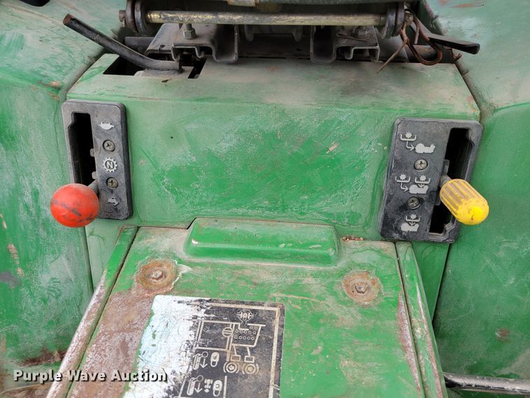 image for item JZ9093 1986 John Deere 855  tractor